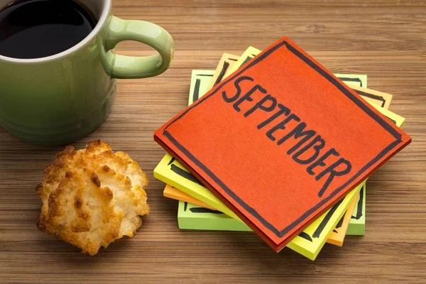 Nota de lembrete de setembro com café e biscoito — Fotografia de Stock