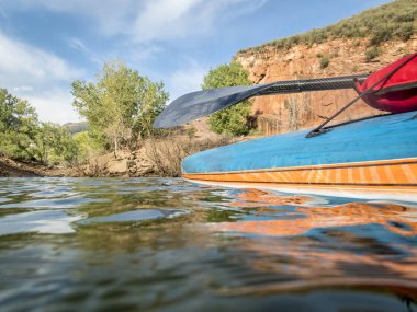 Colorado gölde paddleboard ayağa