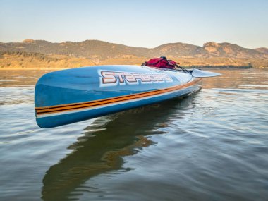 Göl kenarında paddleboard ayağa yarış