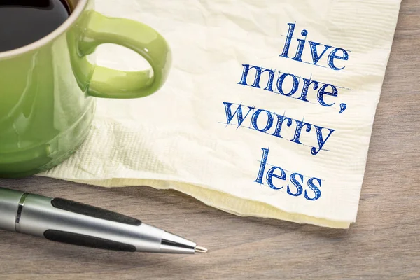 Vivir más, preocuparse menos texto en la servilleta — Foto de Stock