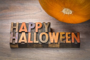 Mutlu Cadılar Bayramı tipografi ağaç türü