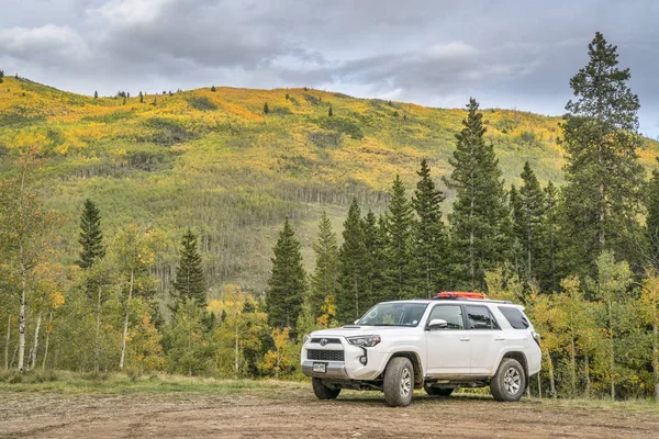 Toyota 4runner на Kenosha перевалі з кольору осені — стокове фото