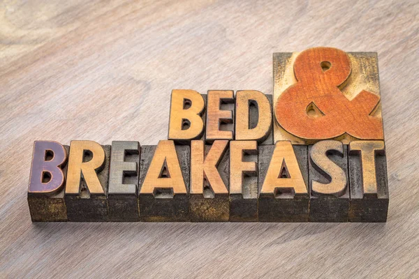 Cama e pequeno-almoço palavra abstrata em tipo de madeira — Fotografia de Stock