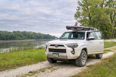 Bir paddleboard ile Toyota 4runner