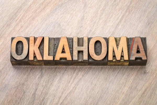 Oklahoma palavra abstrata em tipografia tipo de madeira — Fotografia de Stock