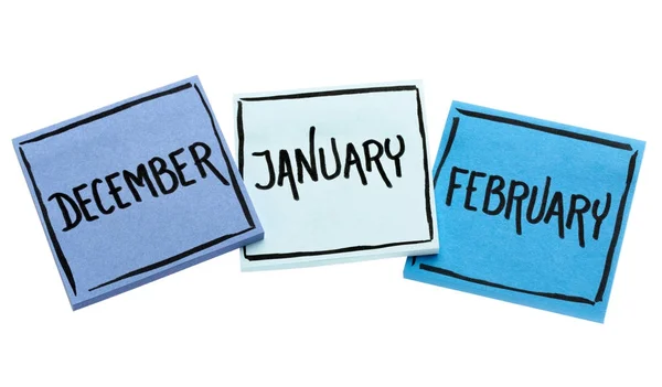 December, januari en februari op plaknotities — Stockfoto
