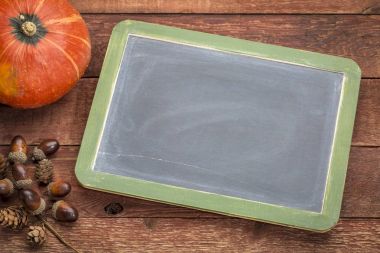 Sonbahar dekorasyonu ile boş kayrak yazı tahtası