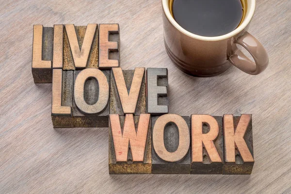 Vivere, amare, lavorare parola astratta nel tipo di legno — Foto Stock
