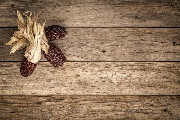 Drewniane tła z truskawka kukurydzy — Zdjęcie stockowe