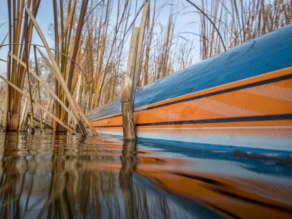 Opstaan paddleboard op meer met fall kleuren — Stockfoto