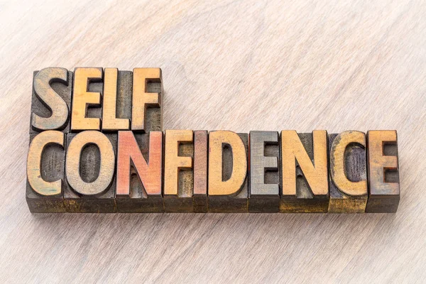 Abstrato palavra auto-confiança no tipo de madeira — Fotografia de Stock