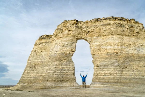 Arco en Monumento Rocas en el oeste de Kansas prairie — Foto de Stock