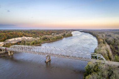 Missouri Nehri Köprüsü havadan görünümü