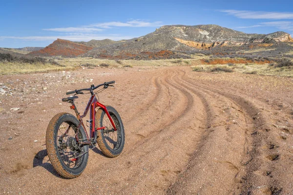 Fat bike on trail with deep, loose gravel — Stock Photo, Image