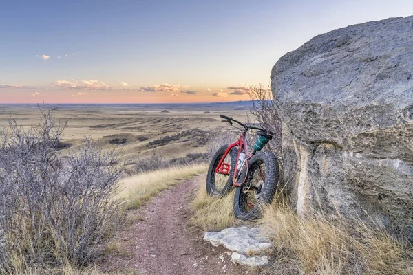 Atardecer sobre la pradera con bicicleta gorda — Foto de Stock