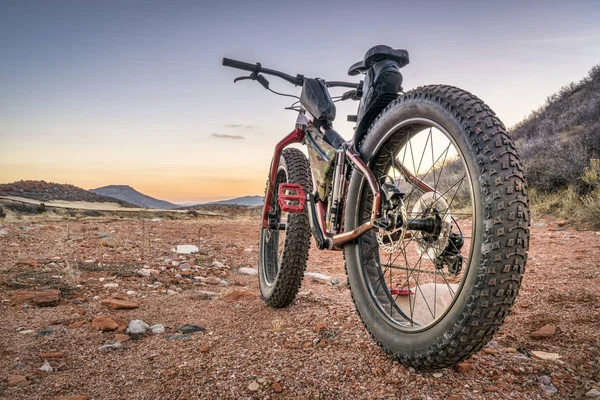 Жирний велосипед на пустельній стежці з глибоким, вільним гравієм — стокове фото