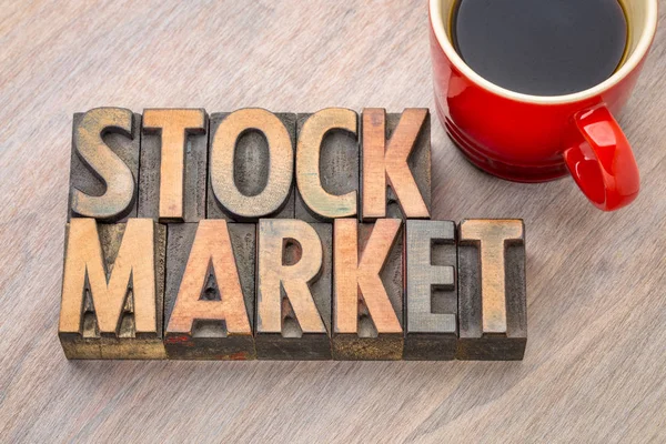 Palabra del mercado de valores abstracto en tipo de madera —  Fotos de Stock