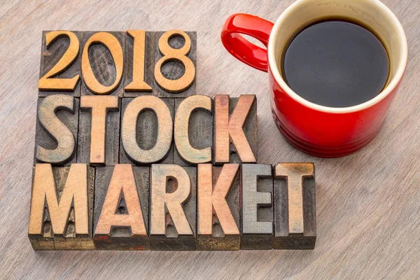 Palabra abstracta del mercado de valores 2018 en tipo de madera — Foto de Stock