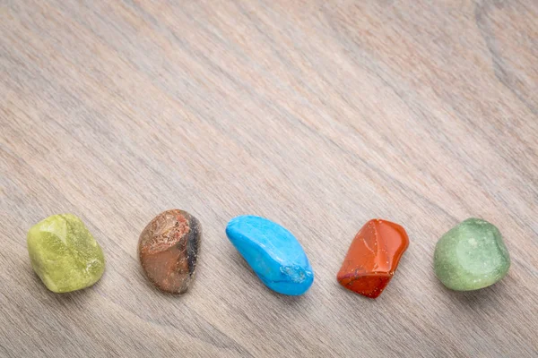 Fileira de pedras preciosas coloridas semipreciosas polidas — Fotografia de Stock