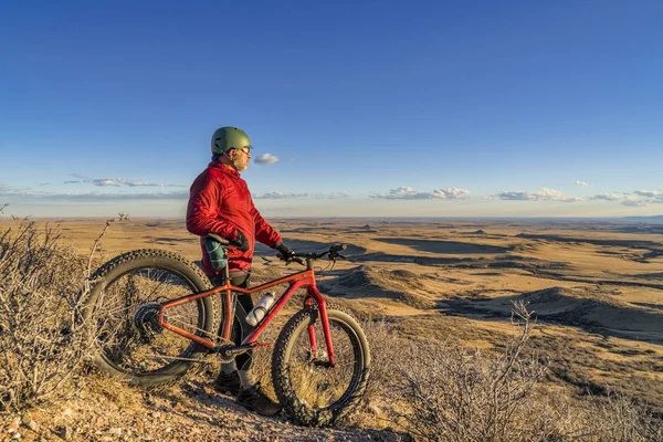 günbatımı çayır ile yağ bisiklet üzerinde
