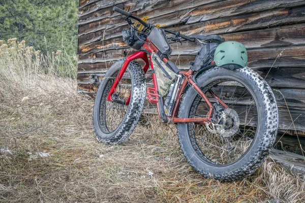 Bicicleta gorda e cabine de montanha rústica — Fotografia de Stock