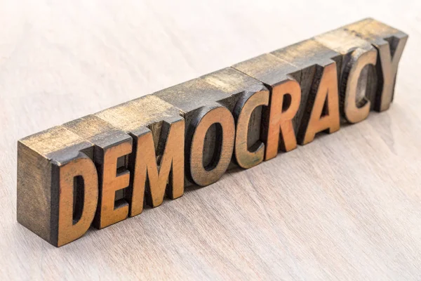 Palabra democracia abstracto en madera tipo — Foto de Stock