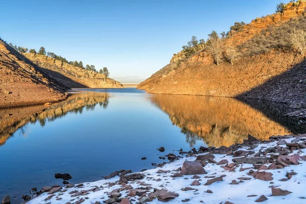 Horské jezero v počátku zimní krajina — Stock fotografie