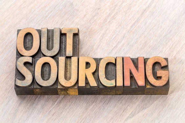 Outsourcing ordet abstrakt i trä typ — Stockfoto