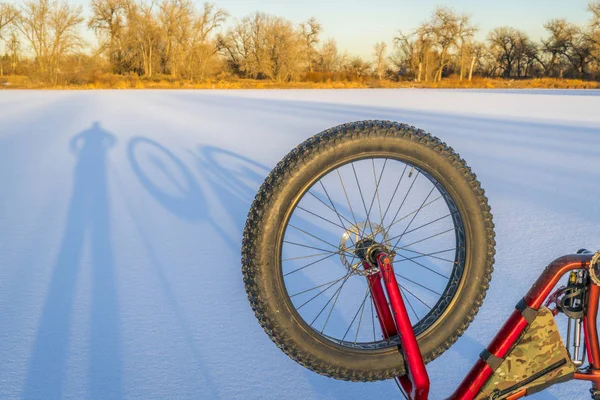 FAT bike a stíny na zamrzlém jezeře — Stock fotografie