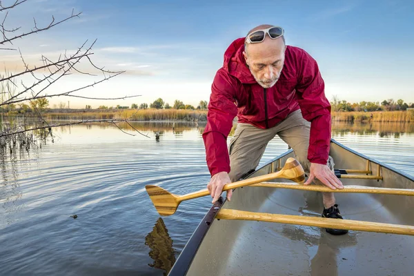 Peddelen kano op rustige lake — Stockfoto