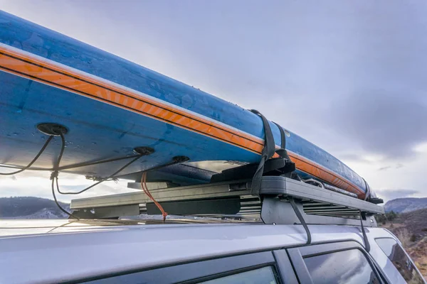 Állj fel paddleboard a tetőcsomagtartó SUV — Stock Fotó