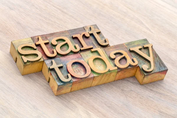 Start today palabra abstracta en madera tipo — Foto de Stock