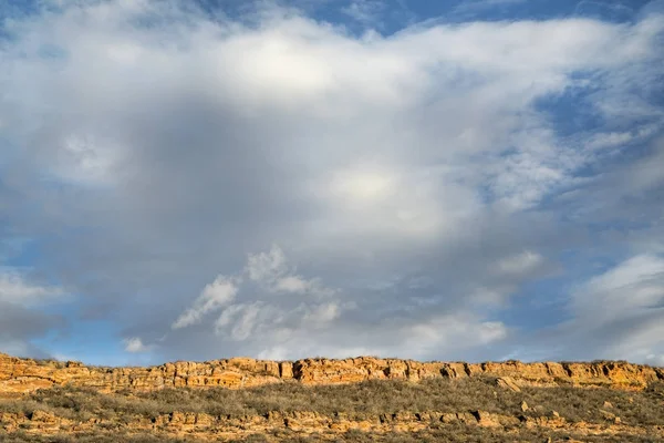 Nubes sobre acantilado de arenisca —  Fotos de Stock