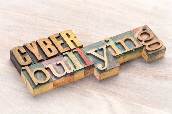 Cyber bullying streszczenie słowo w rodzaj drewna — Zdjęcie stockowe