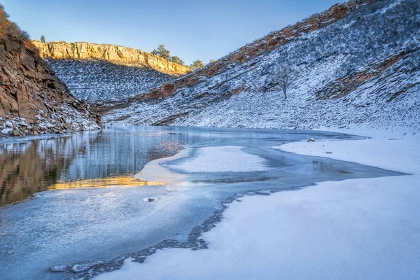 冬の夕日山の湖 — ストック写真