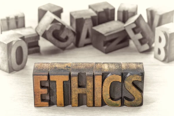 Слово "этика" абстрактно в типе древесины — стоковое фото