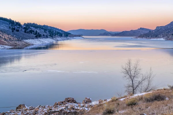 Calm winter dusk over mountain lake — Stock Photo, Image