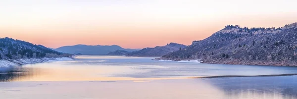 Crepúsculo de inverno calmo sobre lago de montanha — Fotografia de Stock
