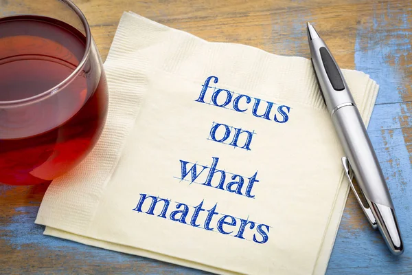 Focus on what matters - reminder note — Stock Photo, Image