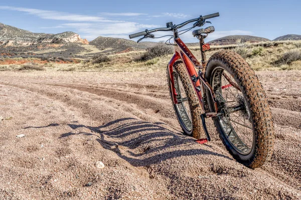 深い、緩い砂利道で脂肪の自転車 — ストック写真