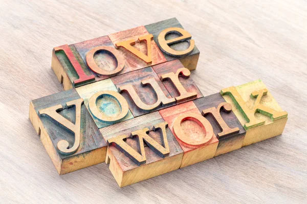Ama tu trabajo - palabra abstracta en tipo de madera —  Fotos de Stock