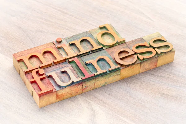 Mindfulness palavra abstrato em tipografia tipo de madeira — Fotografia de Stock