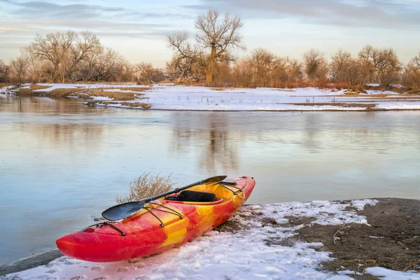 Vinterkajakpaddling i Colorado — Stockfoto