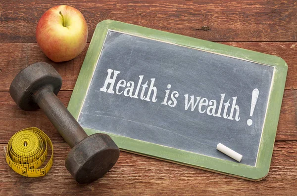 Gezondheid is rijkdom tekst op blackboard — Stockfoto