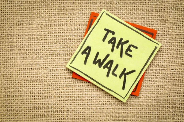 Take a walk reminder on a sticky note — Stock Photo, Image