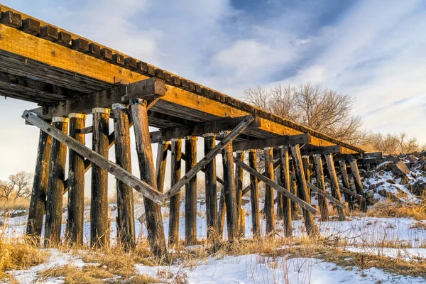 Caballete de madera de ferrocarril abandonado — Foto de Stock