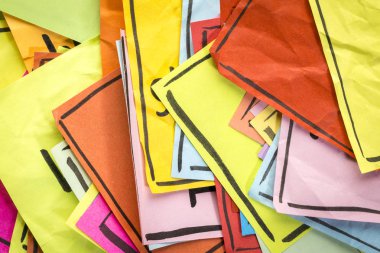 eski, buruşuk anımsatıcı yapışkan notlar