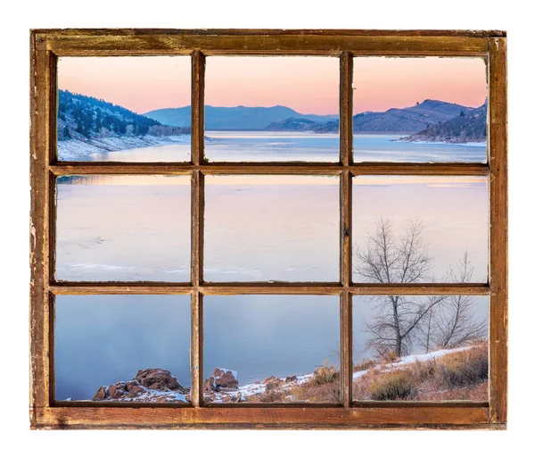 Crepúsculo sobre lago de montanha no inverno — Fotografia de Stock