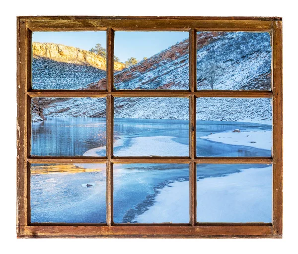 Lac de montagne en hiver vue fenêtre — Photo