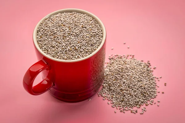 Семена белого чиа в чашке кофе — стоковое фото